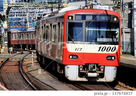 品川宿を駆け抜けつつ…紅い電車は三浦半島へ【京浜急行1000系】 137678937