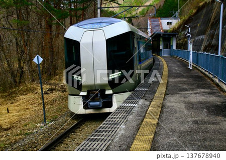 秘境駅へ停車する特急列車…【特急リバティ会津】500系・男鹿高原駅 秘境駅へ停車する特急列車…【特急リバティ会津】500系・男鹿高原駅 137678940
