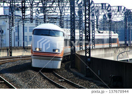 豪華特急で日光路を行く…『栃木駅』へ入線する特急【スペーシア】 137678944