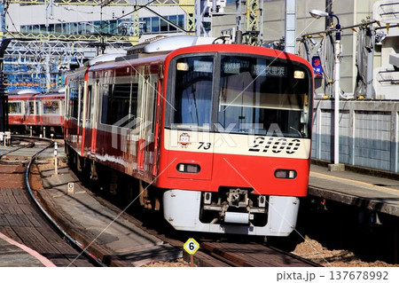 品川宿を駆け抜けつつ…紅い電車は三浦半島へ【京浜急行2100系】 品川宿を駆け抜けつつ…紅い電車は三浦半島へ【京浜急行2100系】 137678992