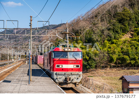 JR西日本北陸線近江塩津駅通貨の貨物列車　滋賀県長浜市 137679177