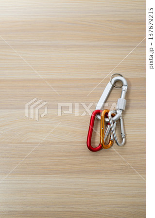 繋がるカラビナと木目背景のコピースペース 137679215