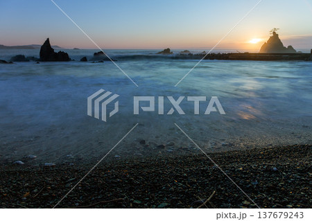 唐桑町中の浜の朝風景 137679243