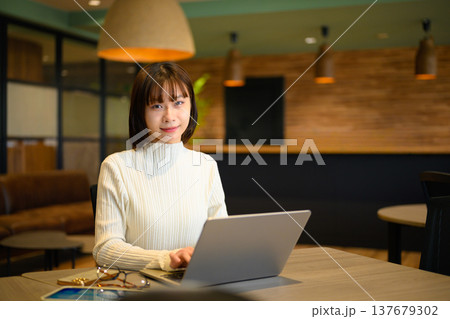 オフィスでノートPCに向かう女性 137679302