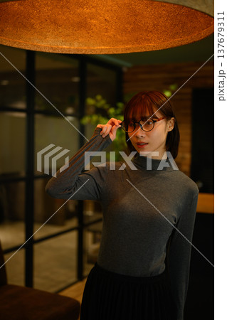 女性がメガネをかけカメラ目線 女性がメガネをかけカメラ目線 137679311