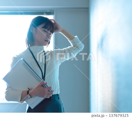 悩む女性会社員オフィスで休憩中 （シネマティックフォト） 137679325