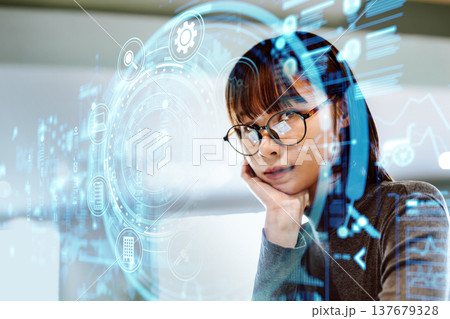 考え込む表情のメガネをかけた女性 137679328