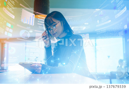 カフェでタブレットを見る女性 137679339