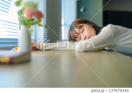 机で眠る若い女性 137679340