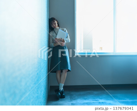 青い光の中で壁に寄りかかる女性 （シネマティックフォト） 137679341