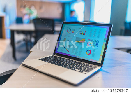 オフィスで開かれたノートパソコンのデータ分析画面 オフィスで開かれたノートパソコンのデータ分析画面 137679347
