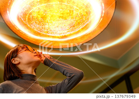 オレンジ色の照明を見上げる女性 オレンジ色の照明を見上げる女性 137679349