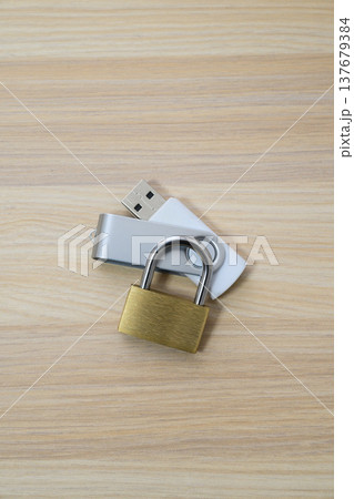 USBメモリと南京錠で表現する情報保護 137679384