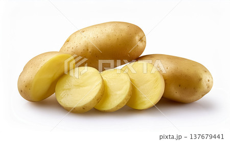 白背景のじゃがいも｜カット断面入りの根菜素材 137679441