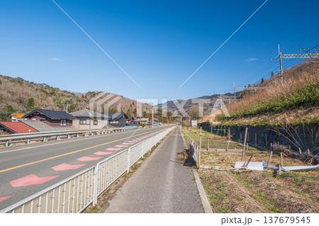 奥琵琶湖近江塩津を通る国道8号線　滋賀県長浜市 137679545