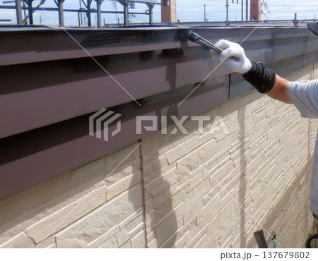 住宅の外壁・軒天塗装 職人による丁寧な作業 137679802
