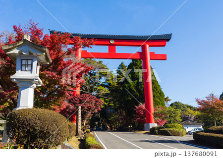 秋の鹿児島県霧島市 紅葉の霧島神宮 一の鳥居 秋の鹿児島県霧島市 紅葉の霧島神宮 一の鳥居 137680091