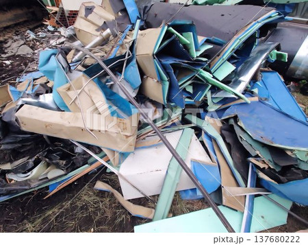 解体工事現場から出る建材・金属廃材の山 137680222