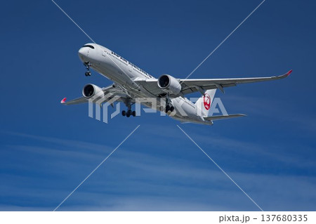 日本航空(JAL)のエアバスA350型旅客機 137680335
