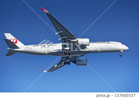 日本航空(JAL)のエアバスA350型旅客機 137680337