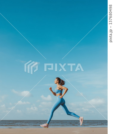 海辺を走る若い女性 ランニング 青空 ビーチ 健康 運動 137680498