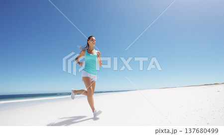 海辺を走る若い女性 ランニング 青空 ビーチ 健康 運動 137680499