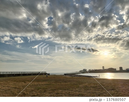 海に沈む夕日 137680507
