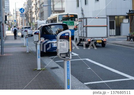 違法駐車を防ぐパーキングメータ 137680511