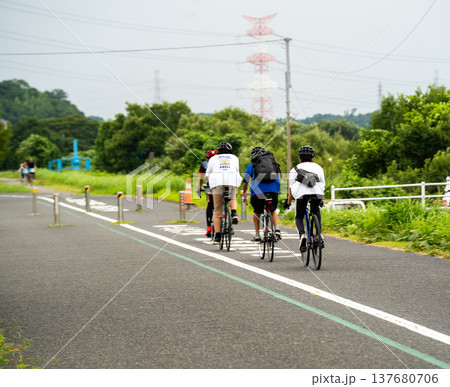 手賀沼の遊歩道を自転車で走る 137680706