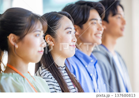 オフィスの若いビジネスパーソン 137680813
