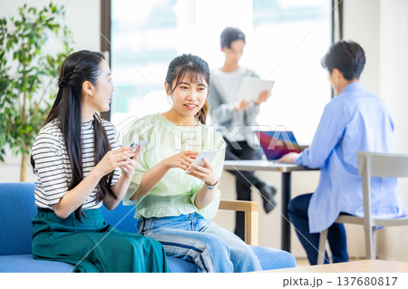 オフィスの若いエンジニア 137680817