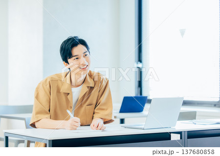 勉強する大学生 137680858
