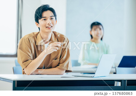 勉強する大学生 137680863