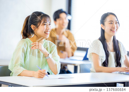セミナーを受ける人々 セミナーを受ける人々 137680884