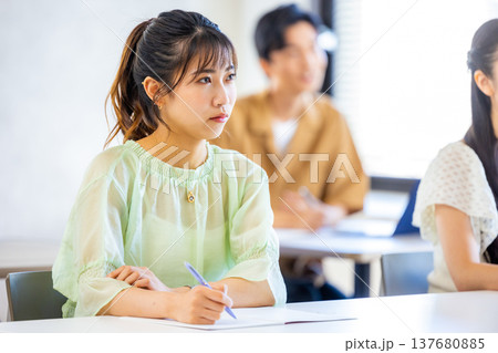 セミナーを受ける人々 セミナーを受ける人々 137680885