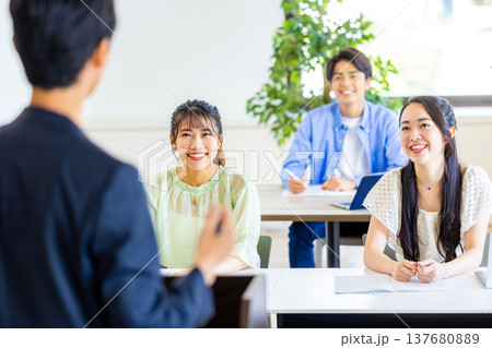 講義 先生の後ろ姿 講義 先生の後ろ姿 137680889