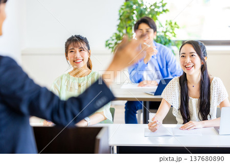 講義　先生の後ろ姿 137680890