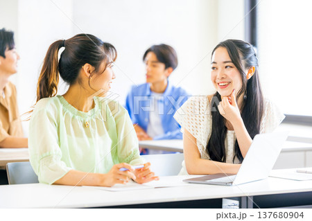 勉強する二人の女性 勉強する二人の女性 137680904