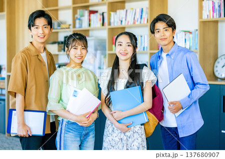 大学生　男女 137680907