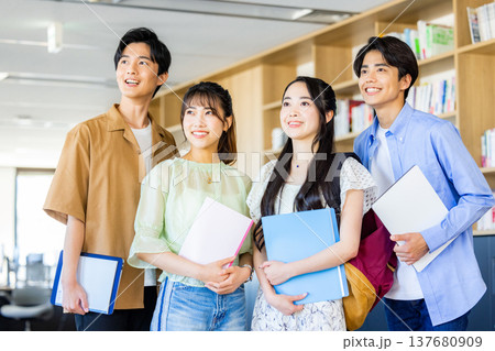 大学生　男女 137680909