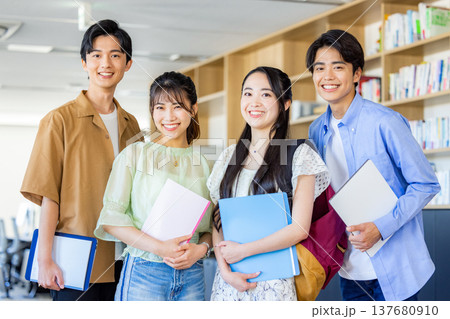 大学生　男女 137680910