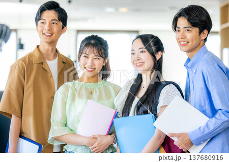 大学生　男女 137680916