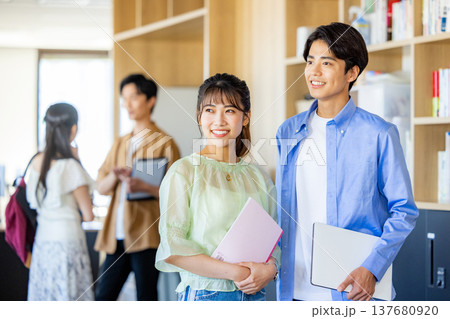 大学生　男女 137680920
