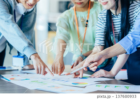 オフィスでミーティングするビジネスパーソン 137680933