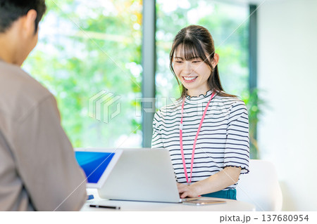 打ち合わせをする男女 打ち合わせをする男女 137680954