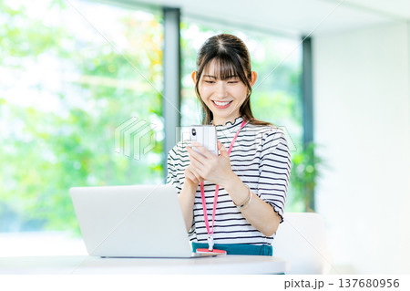 カフェで仕事をする若い女性 137680956