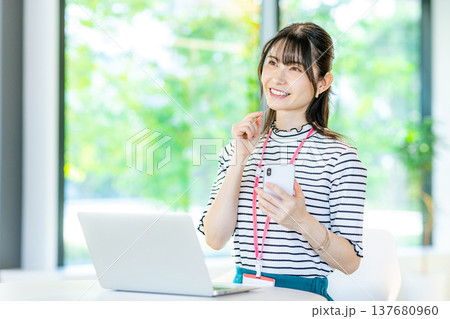 カフェで仕事をする若い女性 カフェで仕事をする若い女性 137680960