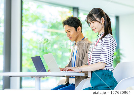 オフィスでパソコンを使うビジネスシーン 137680964
