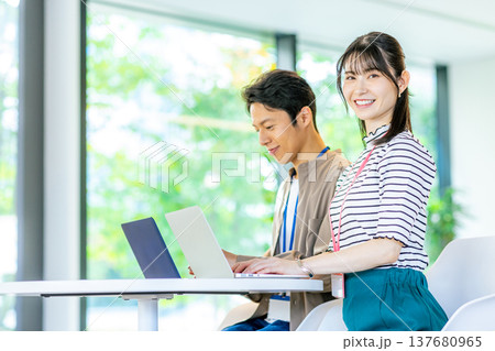 オフィスでパソコンを使うビジネスシーン 137680965