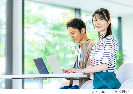オフィスでパソコンを使うビジネスシーン 137680966